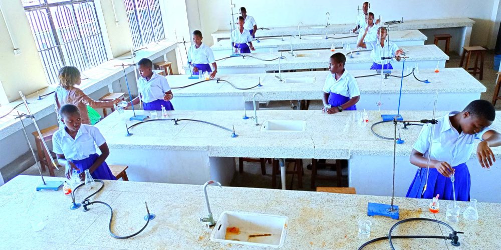 Shule ina Maabara ya Kisasa yenye Kuwezesha Wanafunzi Kujifunza Masomo ya Sayansi kwa Vitendo