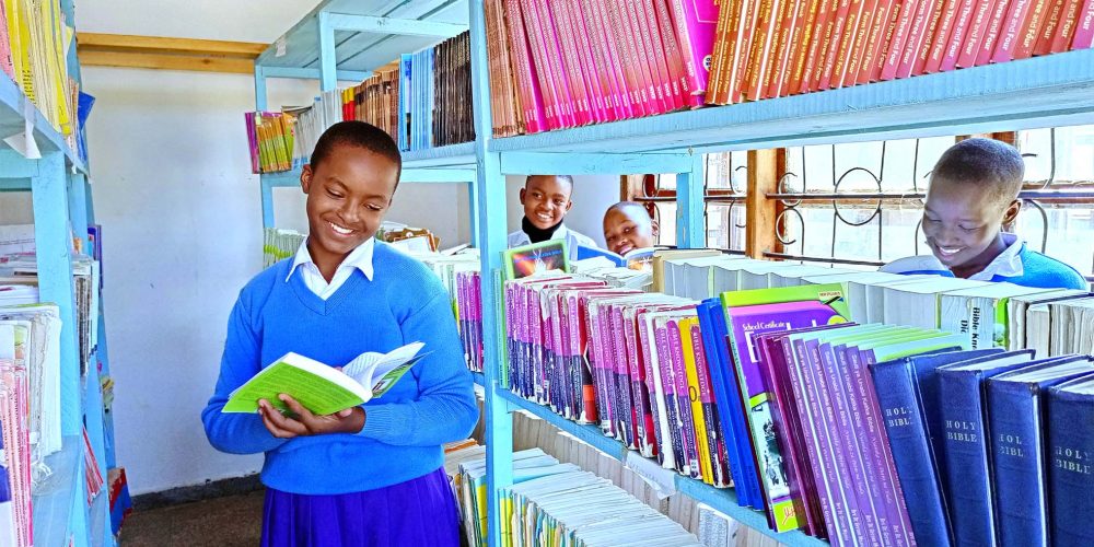 Shule inaMaktaba yenye Vitabu vya Kutosha