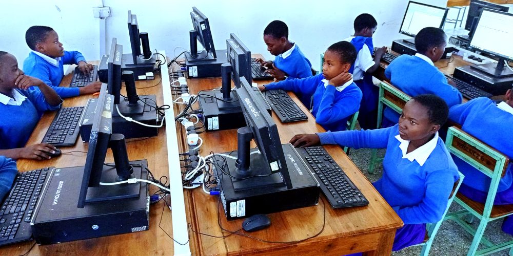 Wanafunzi wakiwa katika Maabara ya Kompyuta