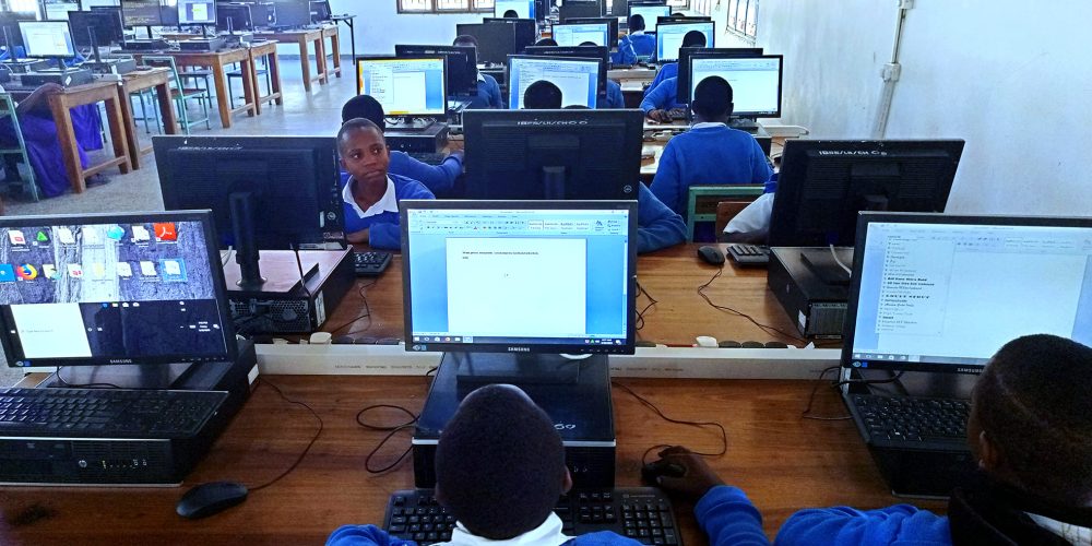 Shule ina Maabara Nzuri ya Komyuta ili kumjenga Mwanafunzi katika Ulimwengu wa Kidigitali