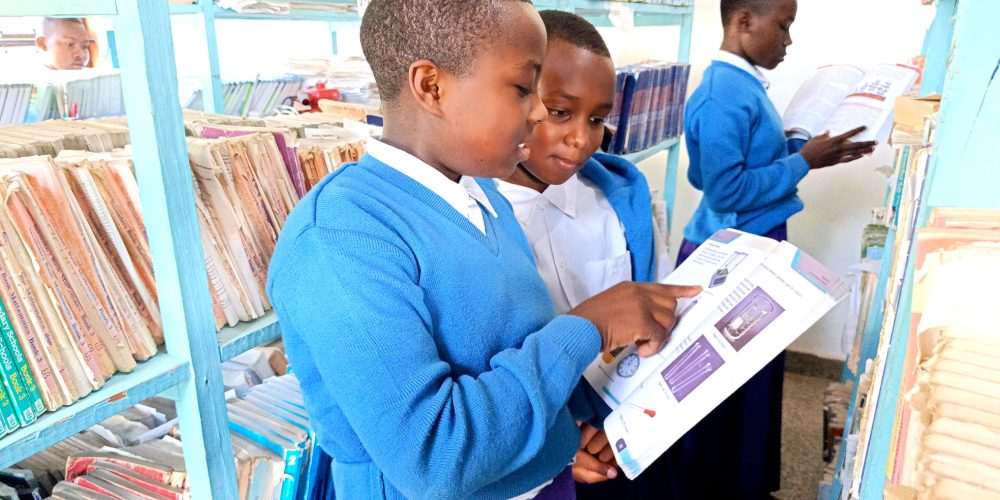 Wanafunzi wa Igumbilo Girls wakiwa Library