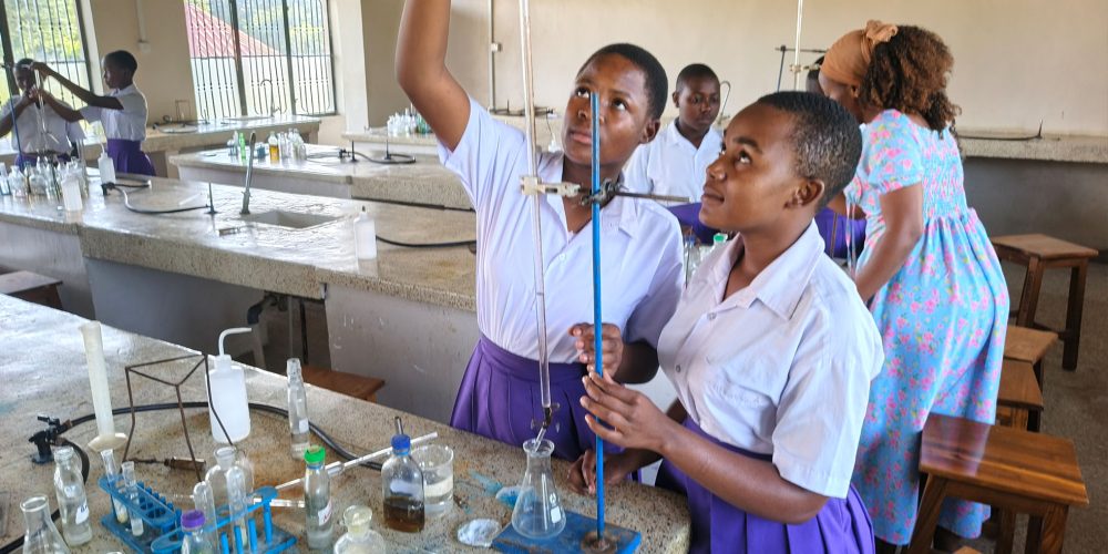 Wanafunzi wakiwa katika Mahabara ya Masomo ya Sayansi.