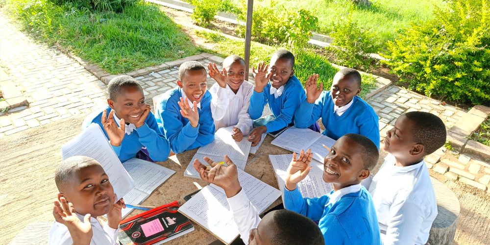 Wanafunzi wa Igumbilo wakiwa Kujisomea wakiwa katika Vimbweta kujisomea